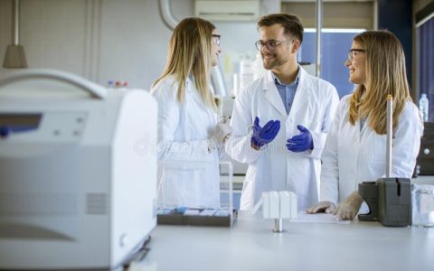 investigadores-en-ropa-de-trabajo-protectora-parados-el-laboratorio-y-analizando-muestras-líquidas-equipos-cromatografía-iónica-206999468